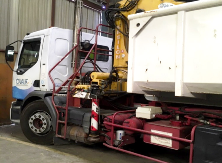 camion grue ADR ovalis pour transport de déchets dangereux